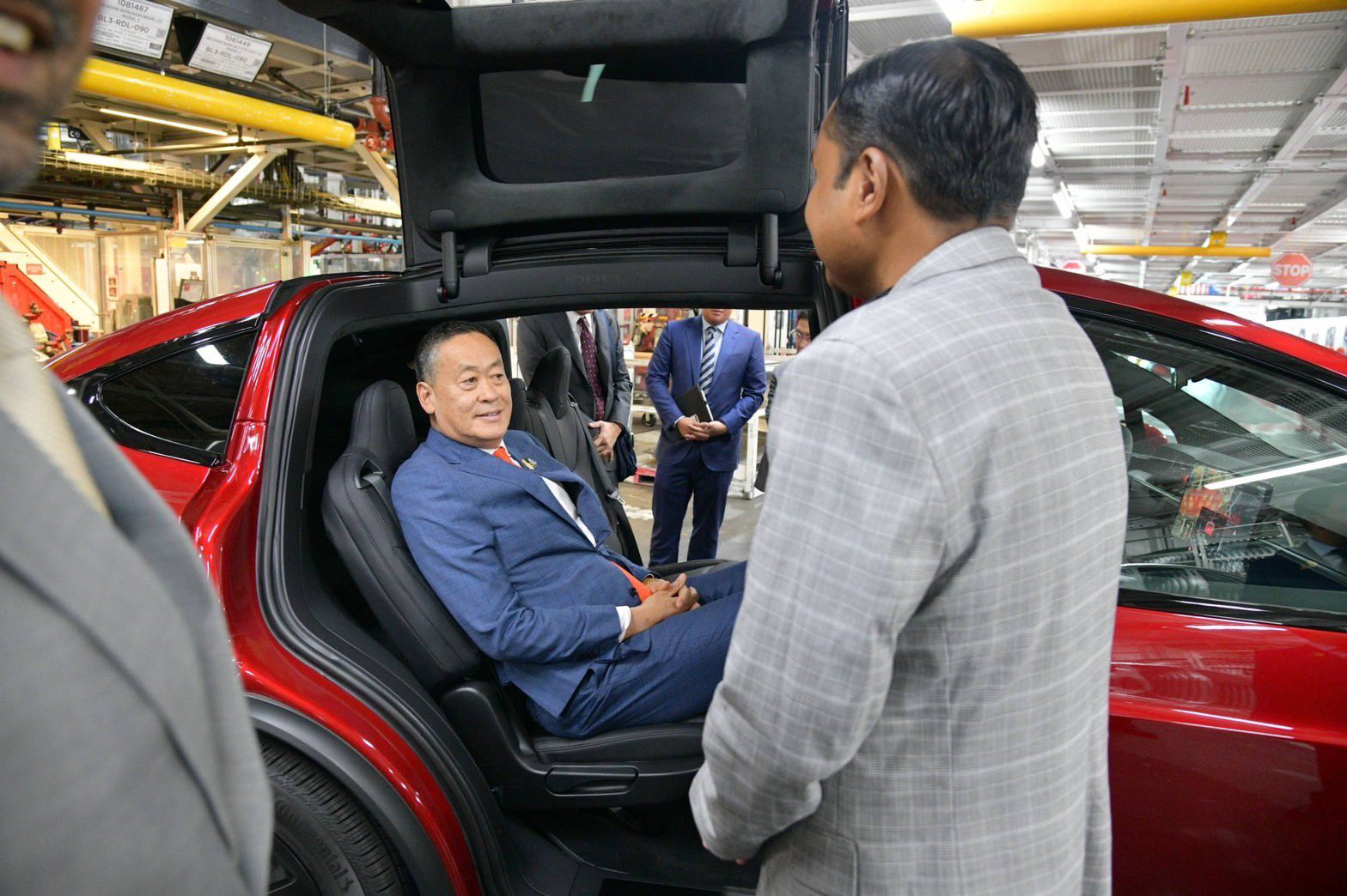 Thủ tướng Thái Lan Srettha Thavisin đến thăm trụ sở Tesla - Ảnh: Srettha Thavisin/X