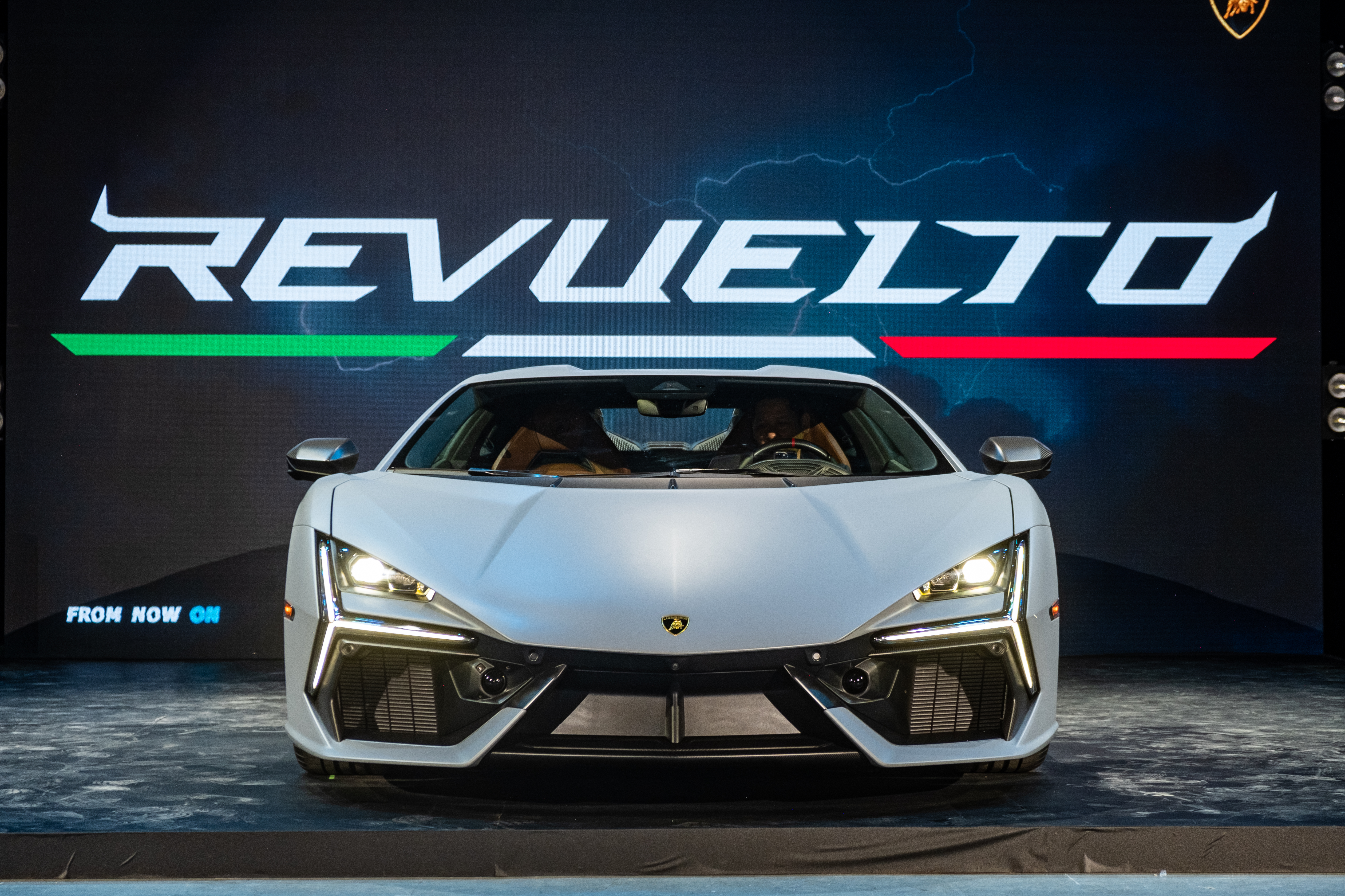 Lamborghini Revuelto ra mắt Việt Nam - Ảnh 2.