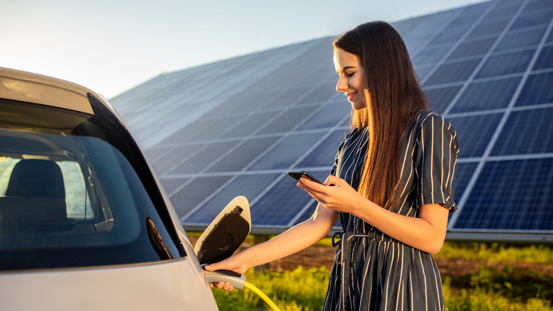 Muốn mua ô tô điện và sạc bằng năng lượng mặt trời ư, chuyên gia vừa giải bài toán cho bạn?- Ảnh 1.