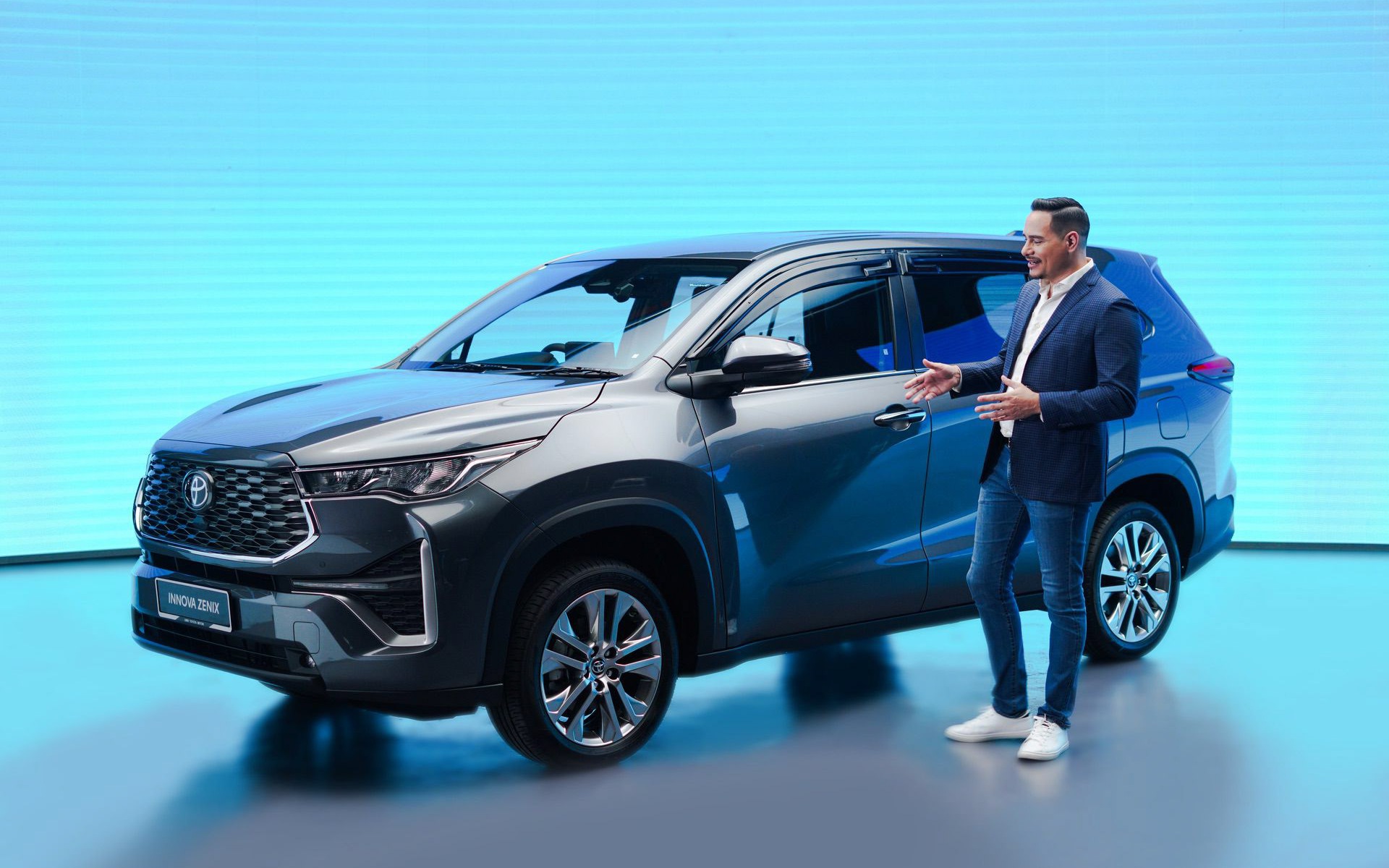 Toyota Innova Cross máy xăng thêm phiên bản cao cấp: Bổ sung tiện nghi, có tùy chọn ghế thương gia giống bản Hybrid