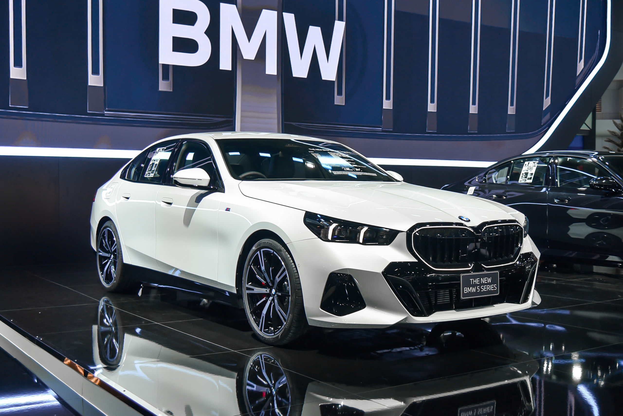 Chi tiết BMW 5-Series thế hệ mới tại BIMS 2024: Giá từ 2,4 tỷ đồng, dự kiến về Việt Nam cuối năm nay - Ảnh 2.