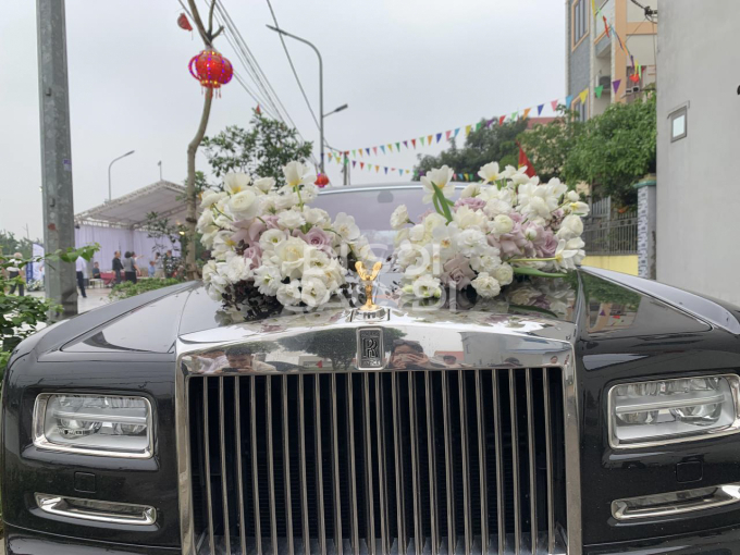 Cận cảnh xe hoa 14 tỷ Quang Hải dùng để đón cô dâu Chu Thanh Huyền - Ảnh 2.