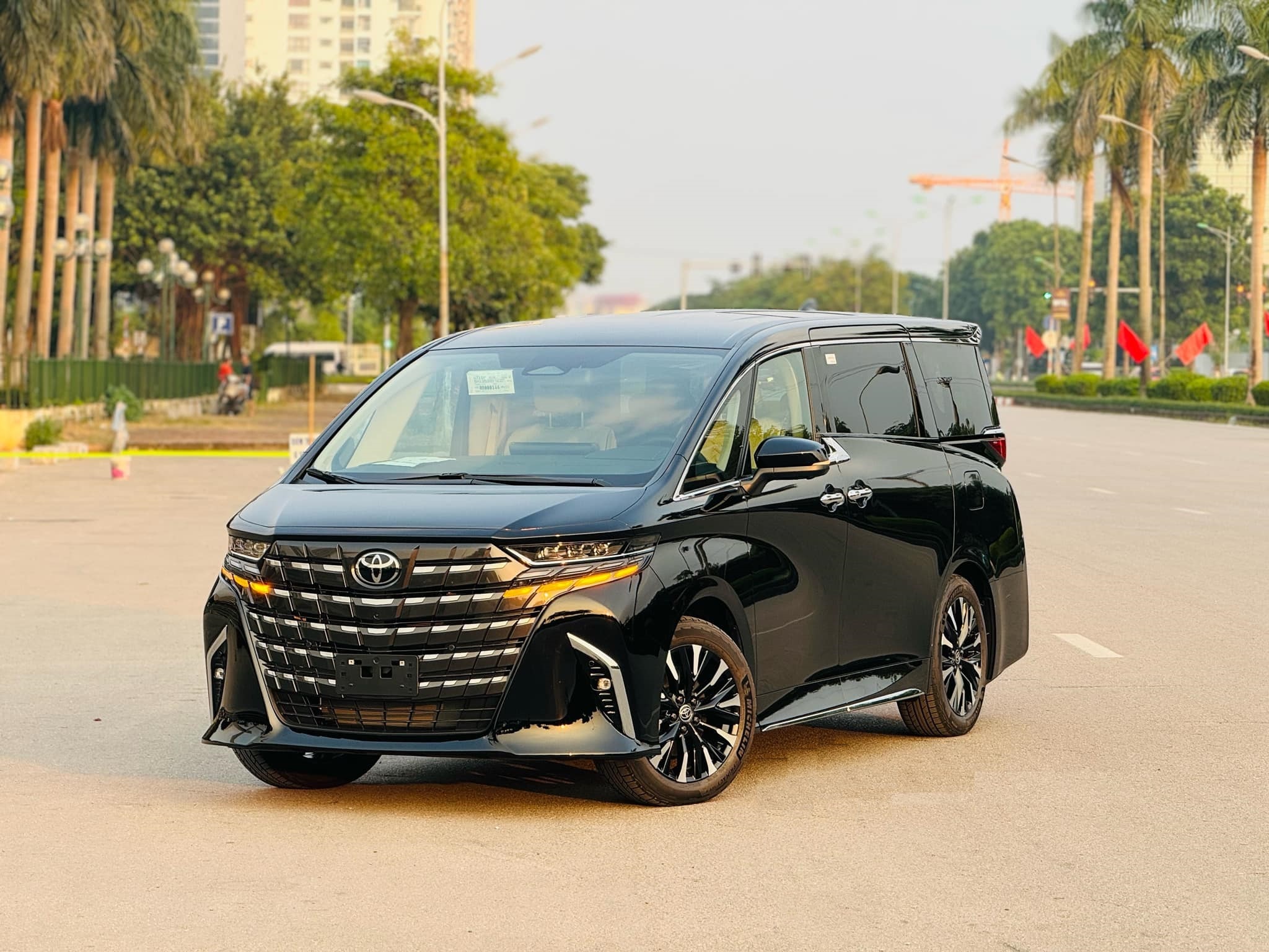 Toyota Alphard mới ra thế hệ mới đã sắp có nâng cấp đáng giá: Vừa thêm bản tiêu chuẩn mới giá rẻ hơn, lại bổ sung bản cao cấp rộng rãi như khoang hạng nhất - Ảnh 2.