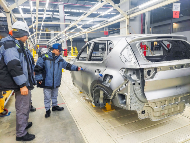 Kỹ sư THACO giám sát sản xuất Kia Sonet tại Uzbekistan, minh chứng tay nghề làm ô tô của người Việt - Ảnh 1.