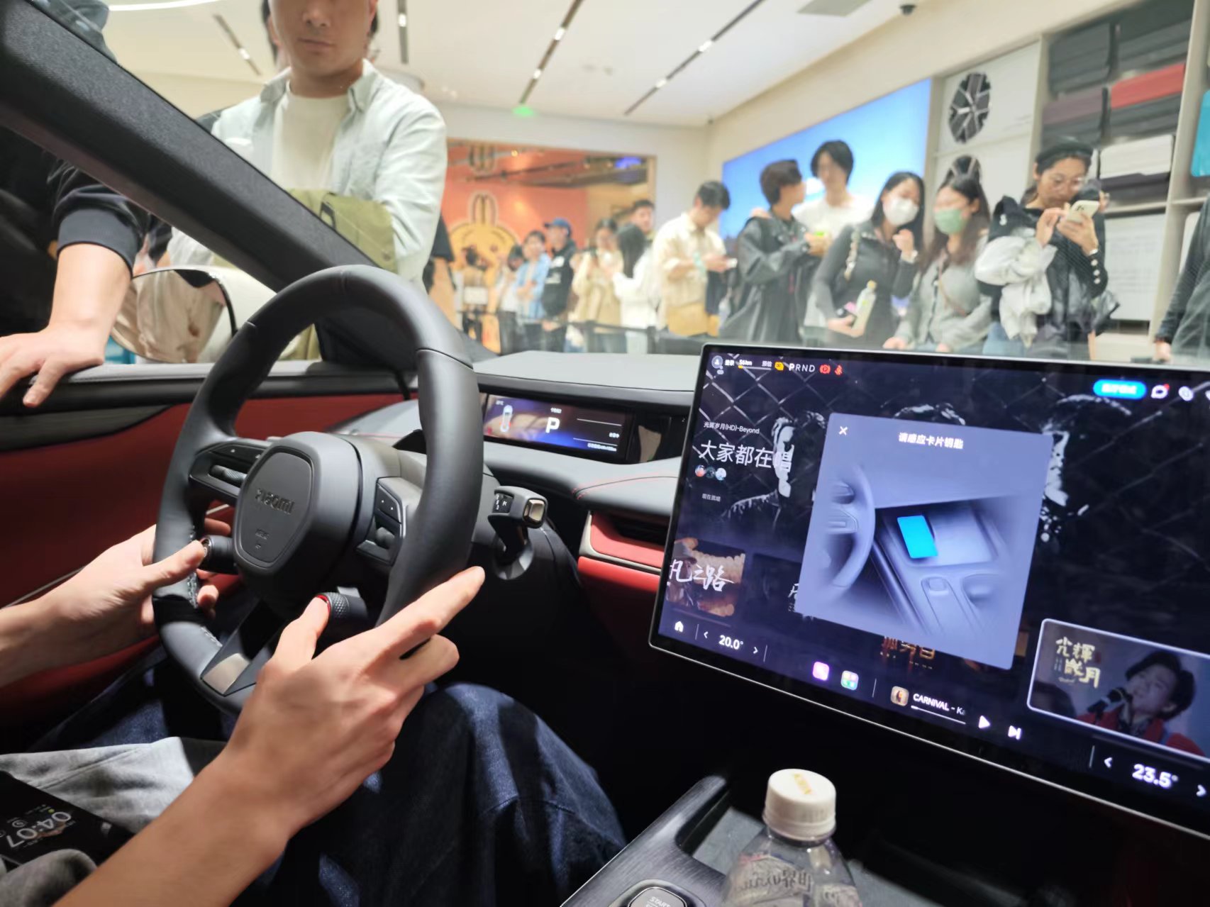 Người Trung Quốc hào hứng với xe điện Xiaomi: Xếp hàng tới 3h sáng để được lái thử, nhân viên chỉ được ngủ 2 tiếng/ngày- Ảnh 2.