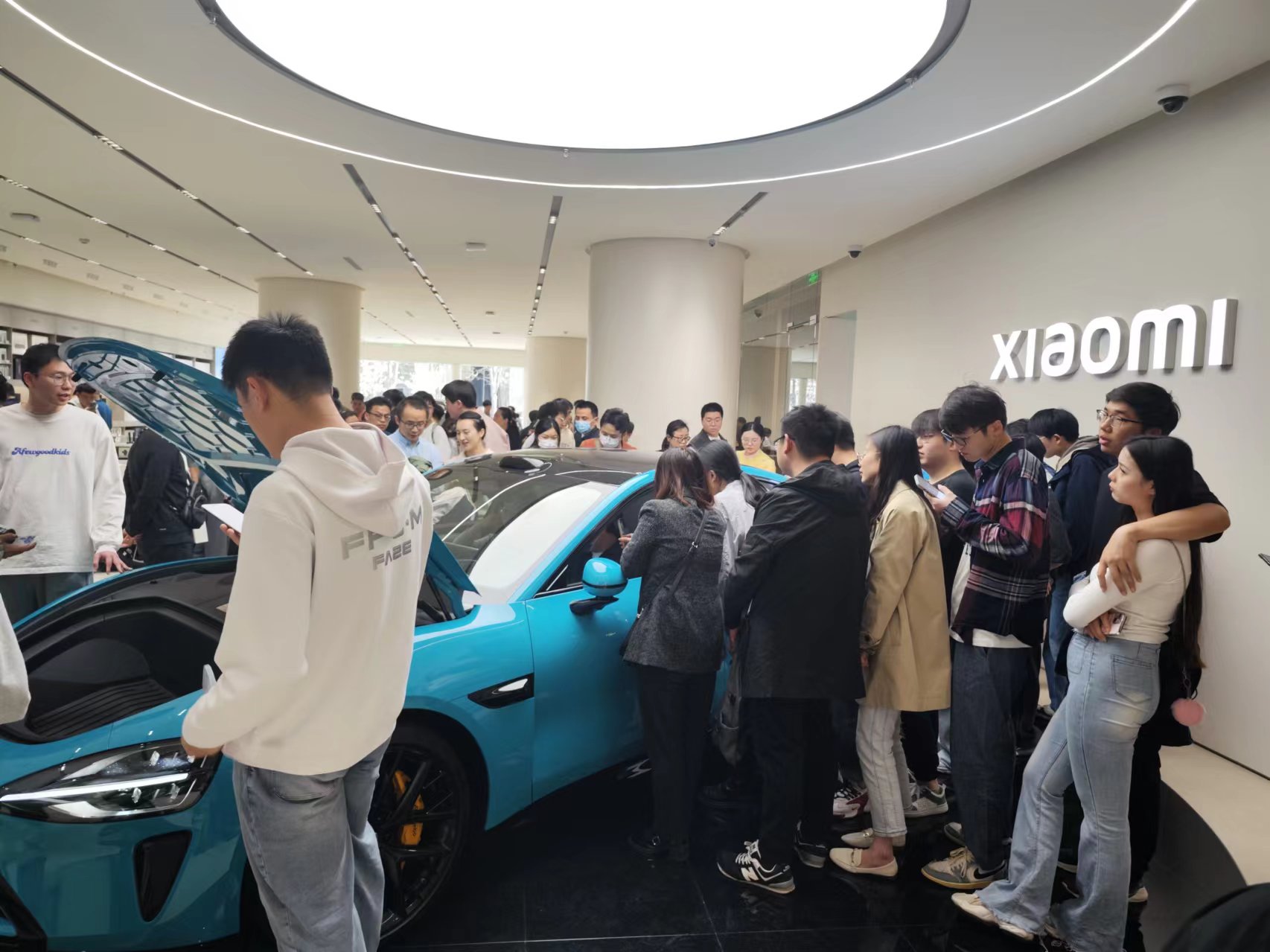 Người Trung Quốc hào hứng với xe điện Xiaomi: Xếp hàng tới 3h sáng để được lái thử, nhân viên chỉ được ngủ 2 tiếng/ngày- Ảnh 4.