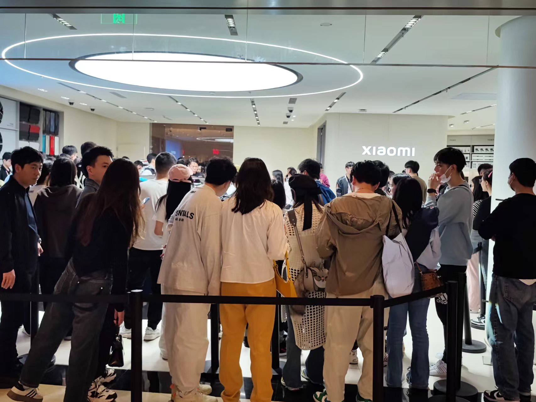Người Trung Quốc hào hứng với xe điện Xiaomi: Xếp hàng tới 3h sáng để được lái thử, nhân viên chỉ được ngủ 2 tiếng/ngày- Ảnh 6.