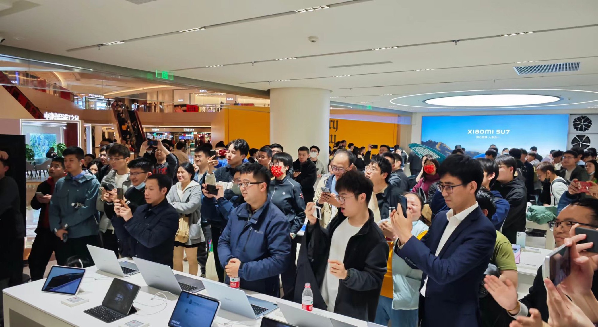 Người Trung Quốc hào hứng với xe điện Xiaomi: Xếp hàng tới 3h sáng để được lái thử, nhân viên chỉ được ngủ 2 tiếng/ngày- Ảnh 1.