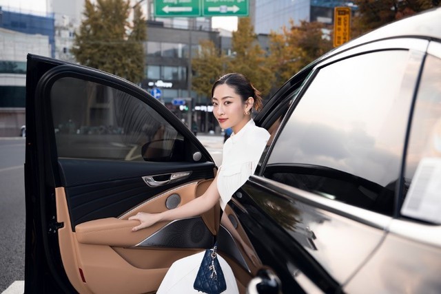 Hoa hậu Lương Thùy Linh vừa có bộ ảnh lung linh tại Hàn Quốc sau khi trở thành đại sứ thương hiệu của phim cách nhiệt The Smith - Ảnh 2.