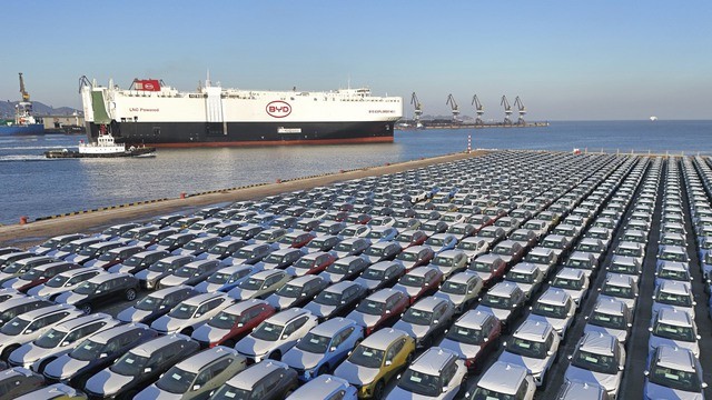 Chuyện gì đây: Cảng biển Châu Âu thành bãi đỗ xe điện Trung Quốc, hỗn loạn với dòng lũ ô tô giá rẻ ùn tắc ngập các cửa khẩu - Ảnh 2.