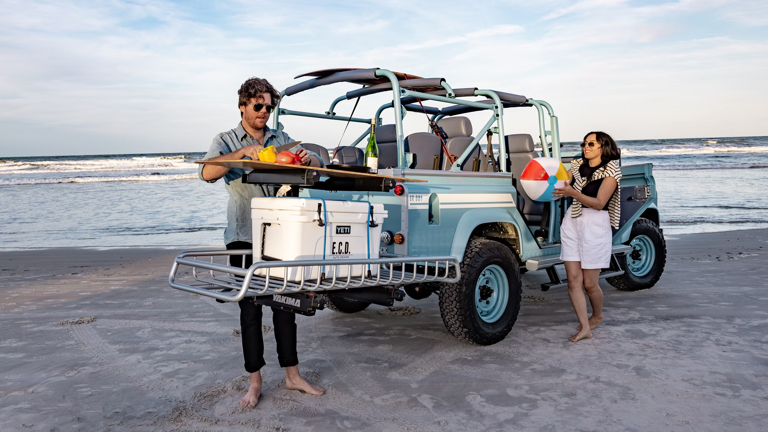Chiếc Land Rover Defender này dễ hút khách đi chơi biển: Như nhà nghỉ di động, nhiều đồ chơi để 'quẩy', giá quy đổi 6,3 tỷ - Ảnh 2.