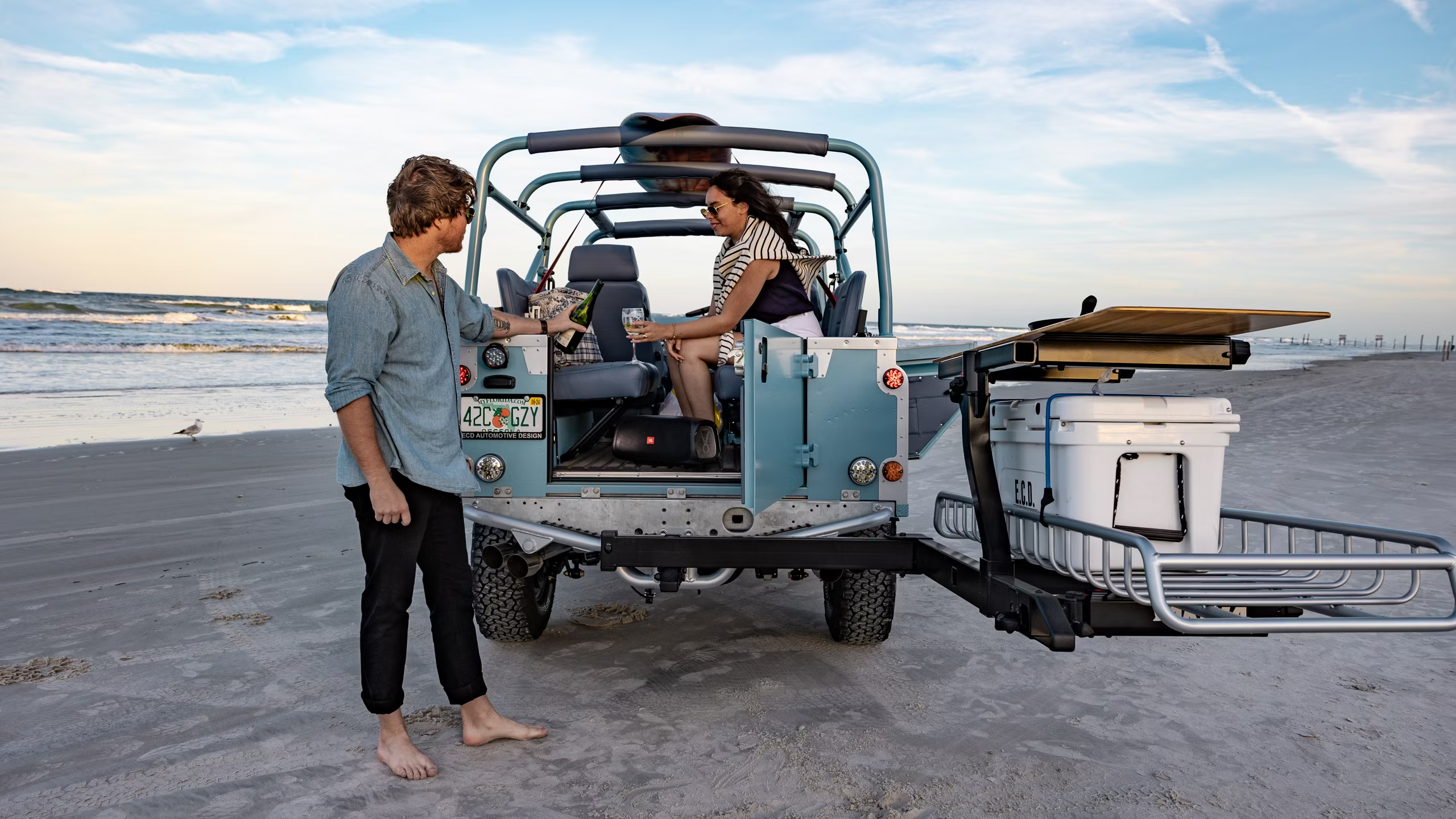 Chiếc Land Rover Defender này dễ hút khách đi chơi biển: Như nhà nghỉ di động, nhiều đồ chơi để 'quẩy', giá quy đổi 6,3 tỷ - Ảnh 3.