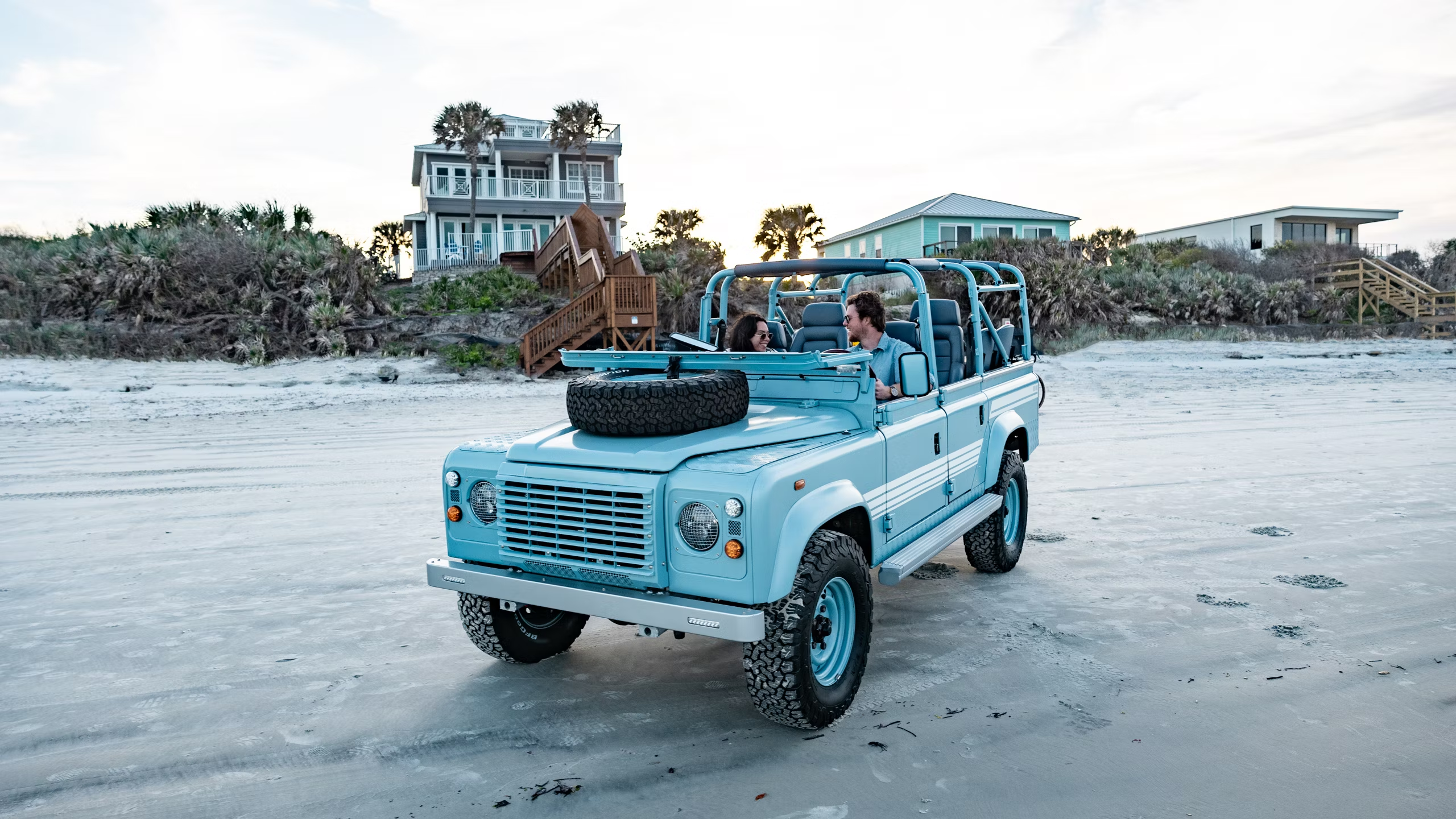 Chiếc Land Rover Defender này dễ hút khách đi chơi biển: Như nhà nghỉ di động, nhiều đồ chơi để 'quẩy', giá quy đổi 6,3 tỷ - Ảnh 1.