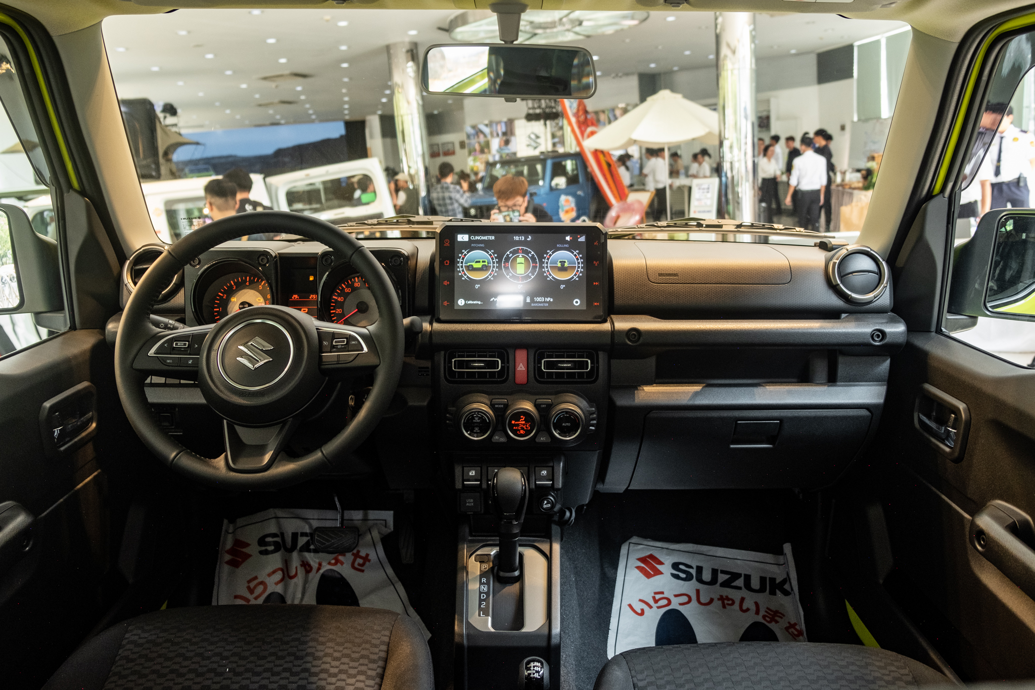 Ảnh thực tế Suzuki Jimny giá 799 triệu đã về đại lý: Lên tem, phối màu nổi, có phụ kiện cho người mê dã ngoại - Ảnh 8.