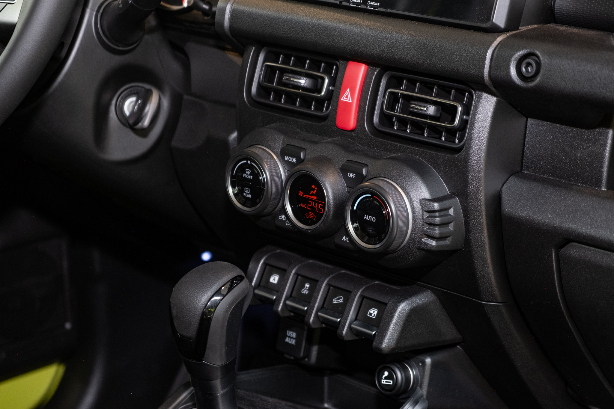 Ảnh thực tế Suzuki Jimny giá 799 triệu đã về đại lý: Lên tem, phối màu nổi, có phụ kiện cho người mê dã ngoại - Ảnh 12.