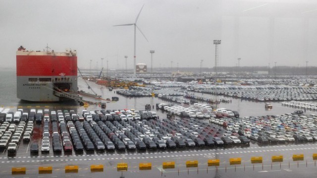 Chuyện gì đây: Cảng biển Châu Âu thành bãi đỗ xe điện Trung Quốc, hỗn loạn với dòng lũ ô tô giá rẻ ùn tắc ngập các cửa khẩu - Ảnh 1.