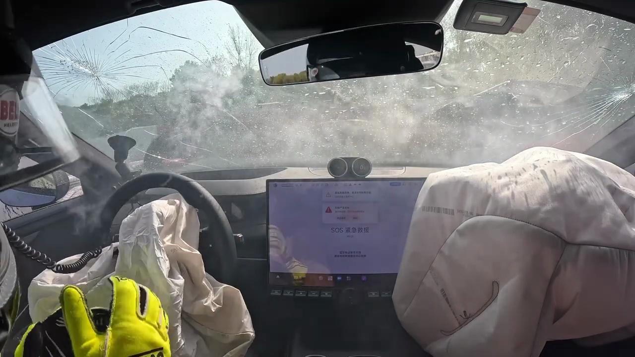 Xe điện Xiaomi SU7 tiếp tục gặp tai nạn, lần này trên trường đua- Ảnh 2.