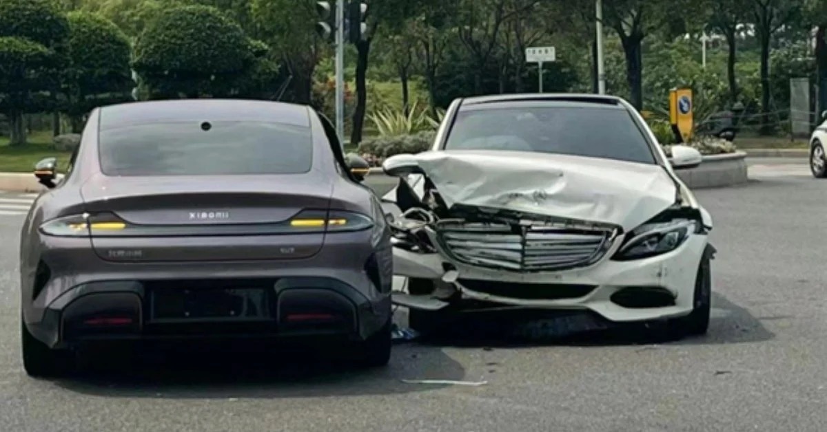 Xiaomi SU7 gặp tai nạn đầu tiên với Mercedes: Xe Trung Quốc được dịp &quot;đọ độ cứng&quot; với xe Đức- Ảnh 2.