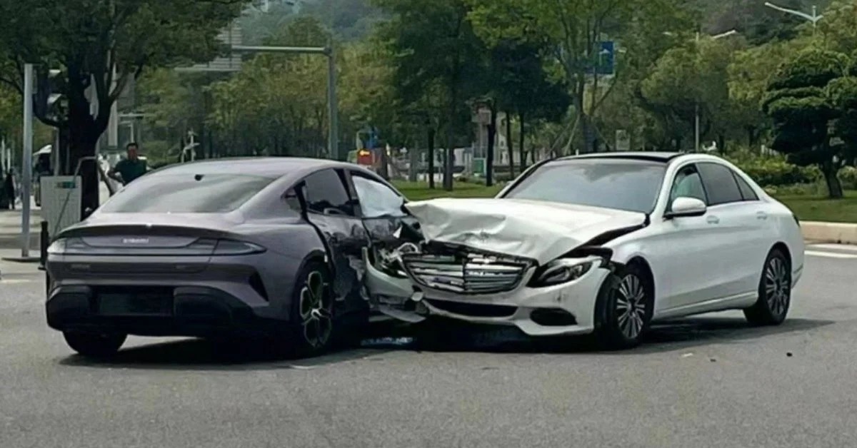 Xiaomi SU7 gặp tai nạn đầu tiên với Mercedes: Xe Trung Quốc được dịp &quot;đọ độ cứng&quot; với xe Đức- Ảnh 1.