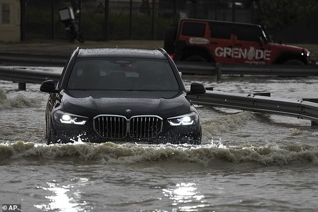 Dubai bỗng ngập lụt kinh hoàng: Siêu xe trôi nổi trên phố, máy bay "lướt trên mặt nước" tạo nên cảnh tượng chưa từng có- Ảnh 6.