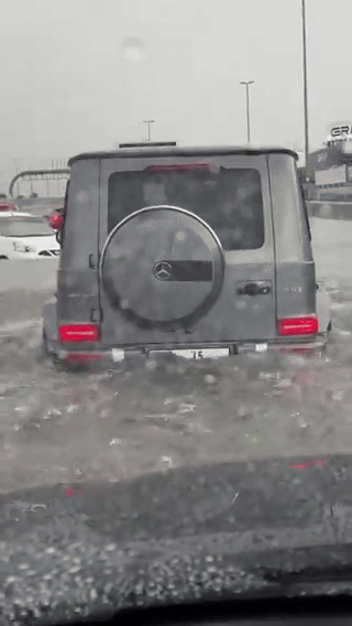 Dubai bỗng ngập lụt kinh hoàng: Siêu xe trôi nổi trên phố, máy bay "lướt trên mặt nước" tạo nên cảnh tượng chưa từng có- Ảnh 3.