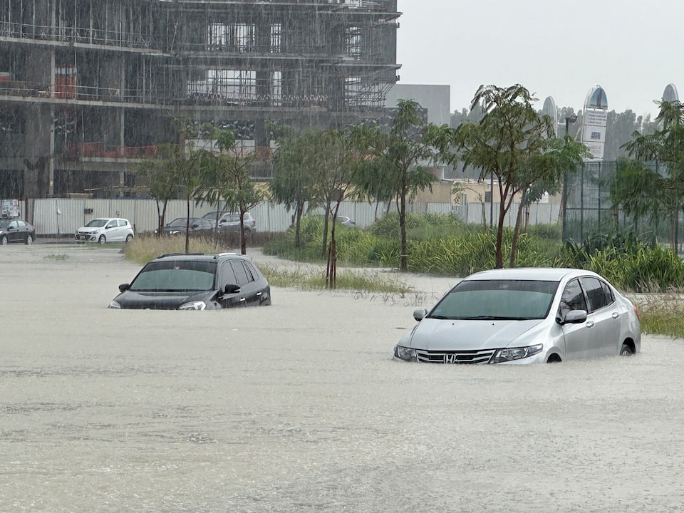 Dubai bỗng ngập lụt kinh hoàng: Siêu xe trôi nổi trên phố, máy bay "lướt trên mặt nước" tạo nên cảnh tượng chưa từng có- Ảnh 5.