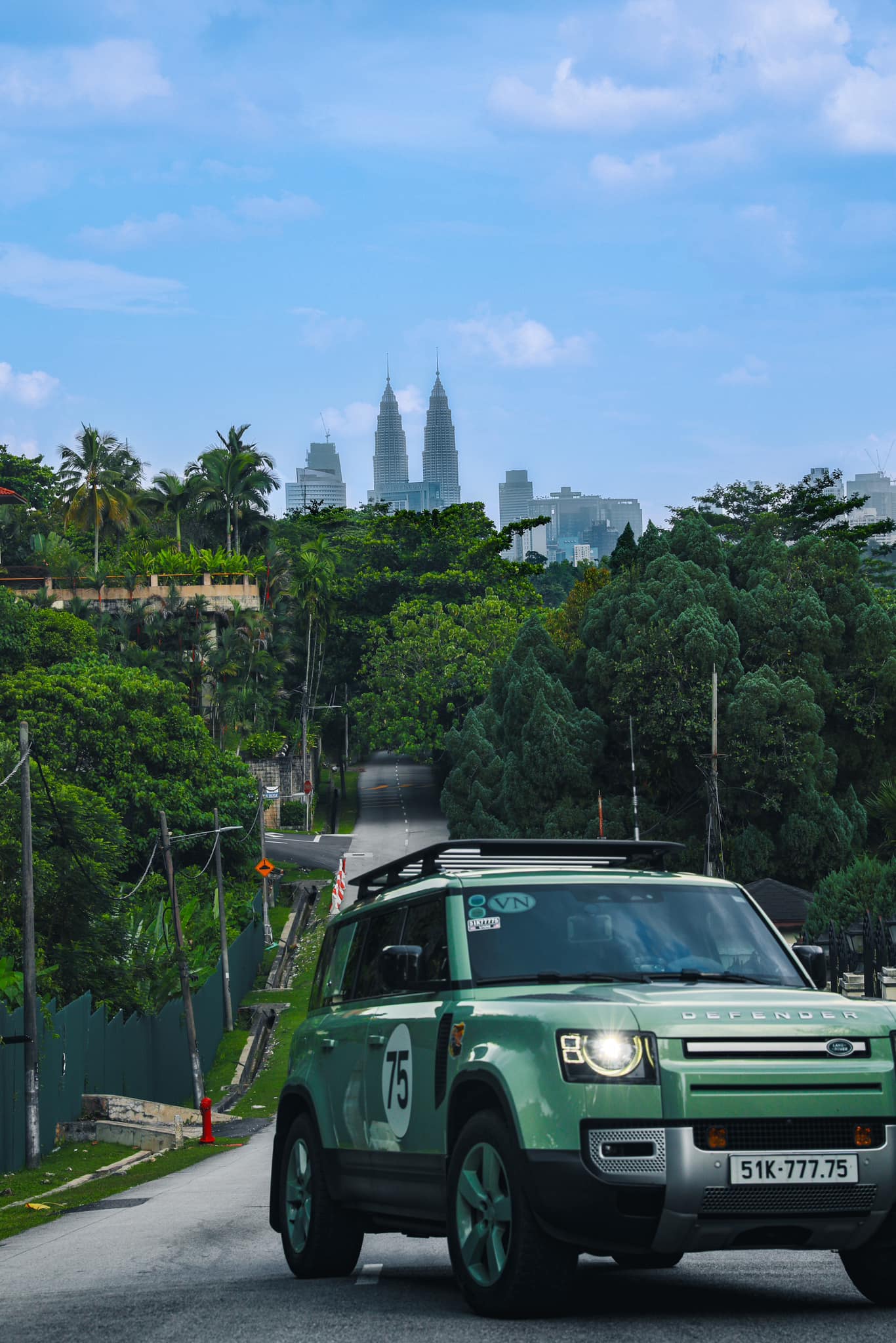 Sau chuyến phượt Trung Quốc, tay chơi Việt đem Land Rover Defender 7 tỷ xuyên Đông Nam Á, chạy qua cả nước tay lái nghịch- Ảnh 5.