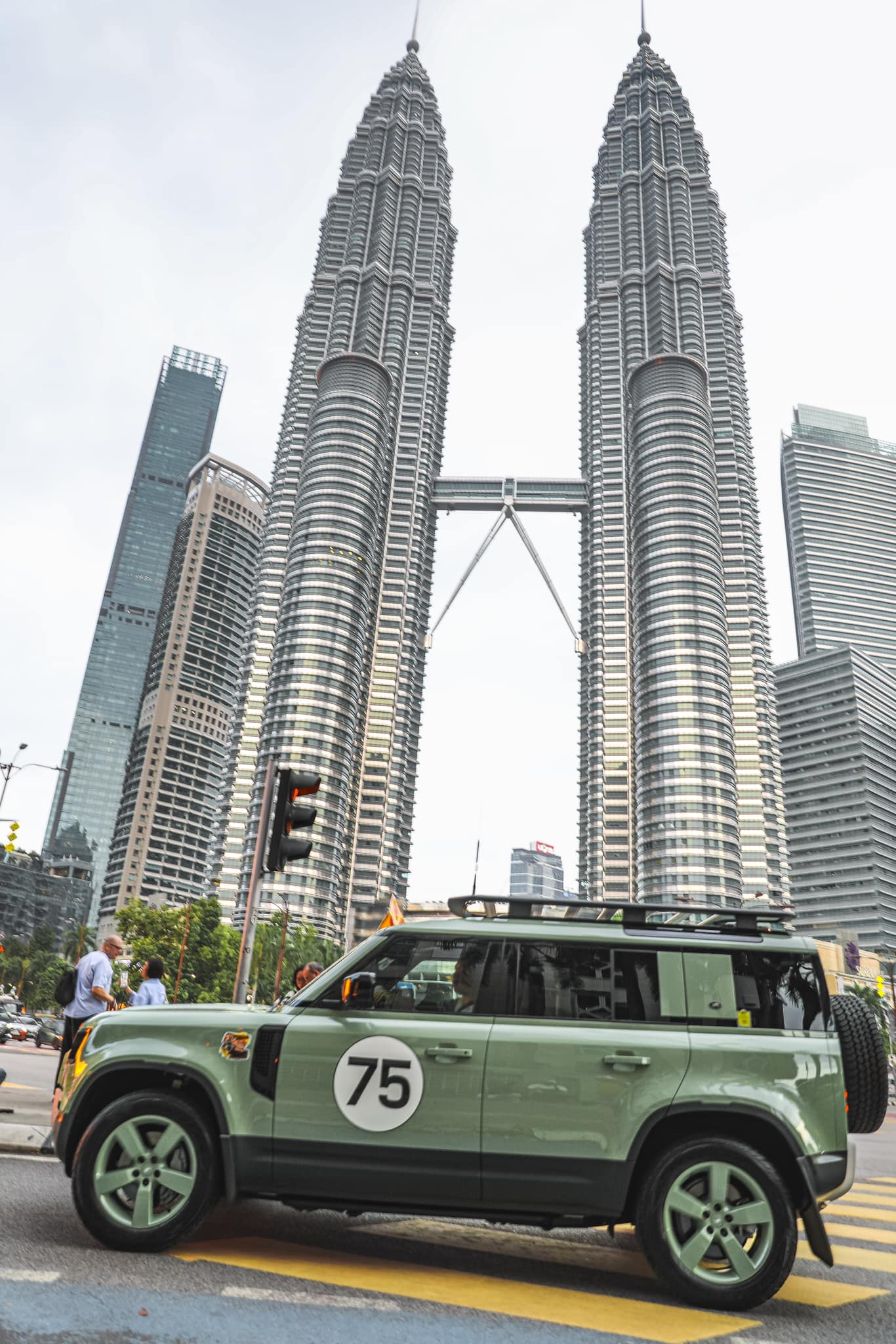 Sau chuyến phượt Trung Quốc, tay chơi Việt đem Land Rover Defender 7 tỷ xuyên Đông Nam Á, chạy qua cả nước tay lái nghịch- Ảnh 2.