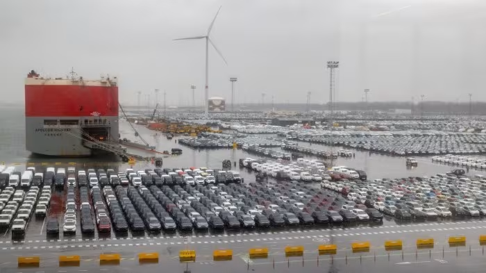Hình ảnh xe đậu bạt ngàn ở cảng: Điều gì đang xảy ra với ô tô Trung Quốc ở châu Âu?- Ảnh 1.