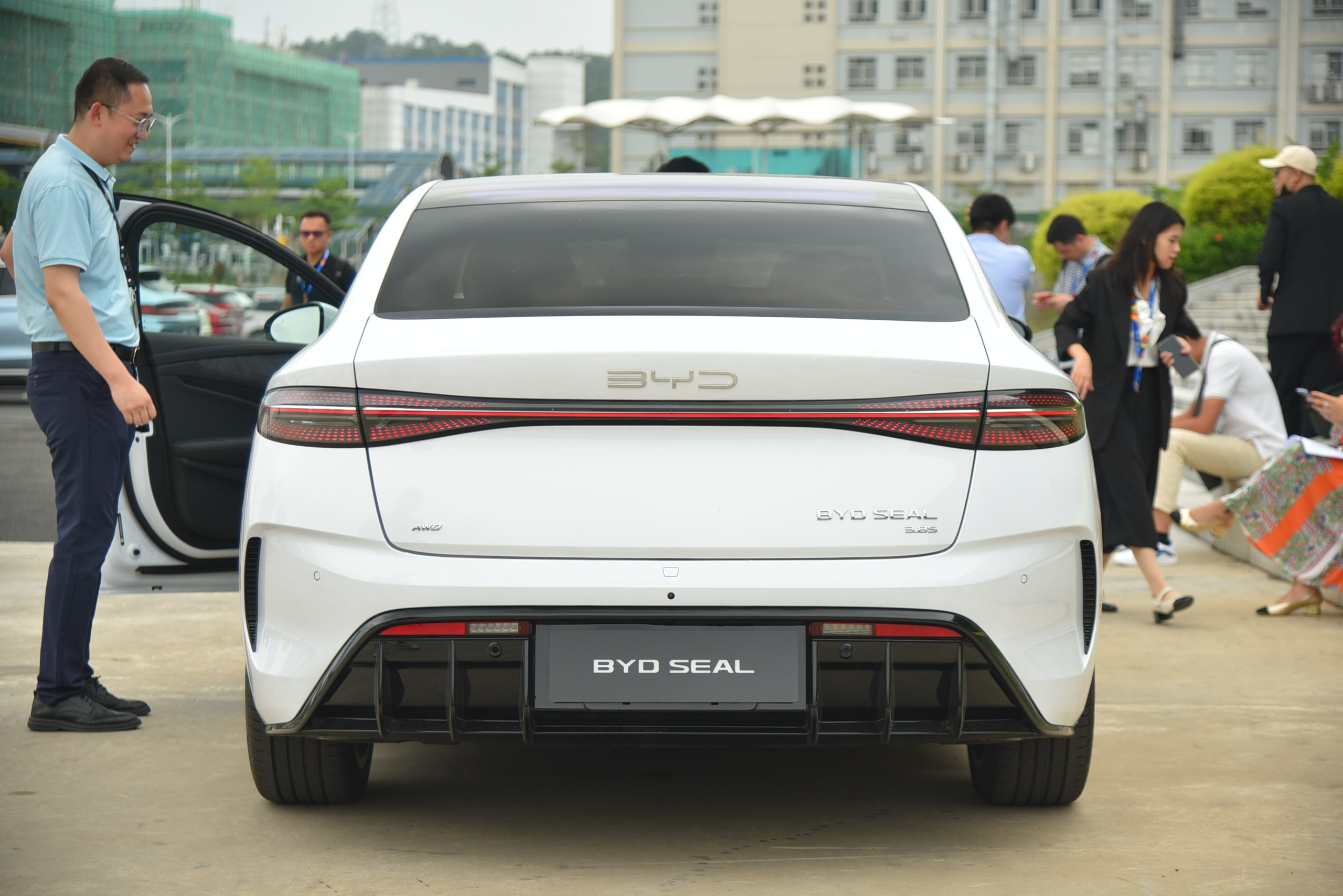 BYD Seal sắp về Việt Nam, bộ ảnh thực tế này cho thấy mẫu sedan ngang cỡ Camry này có gì 'hot' để chờ đợi - Ảnh 7.'hot' để chờ đợi - Ảnh 7.