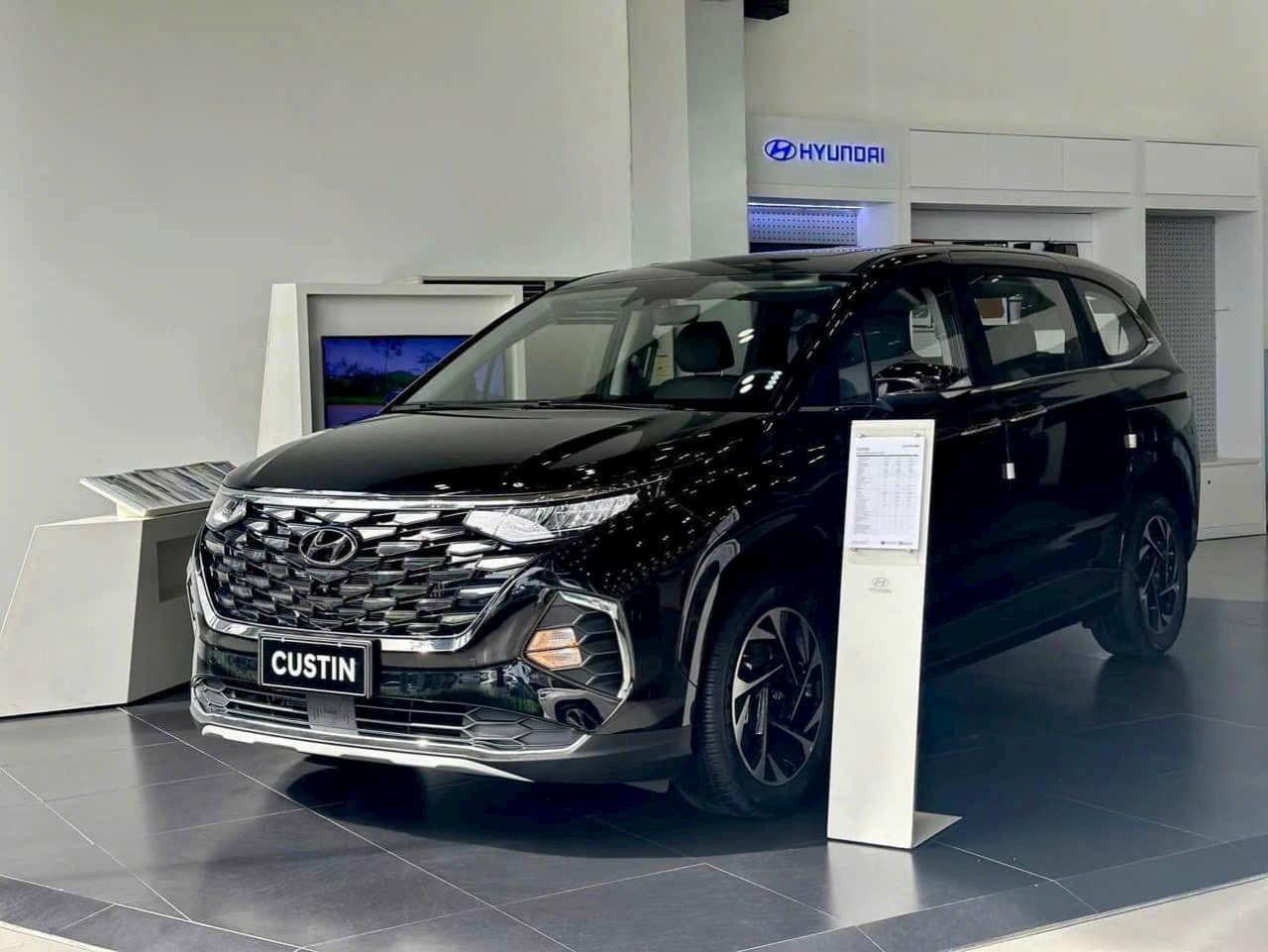 Hyundai Custin giảm giá 99 triệu tại đại lý: Bản cao nhất nay chỉ còn 900 triệu, thấp hơn Innova cao nhất, nhưng khách phải chấp nhận một điều - Ảnh 2.