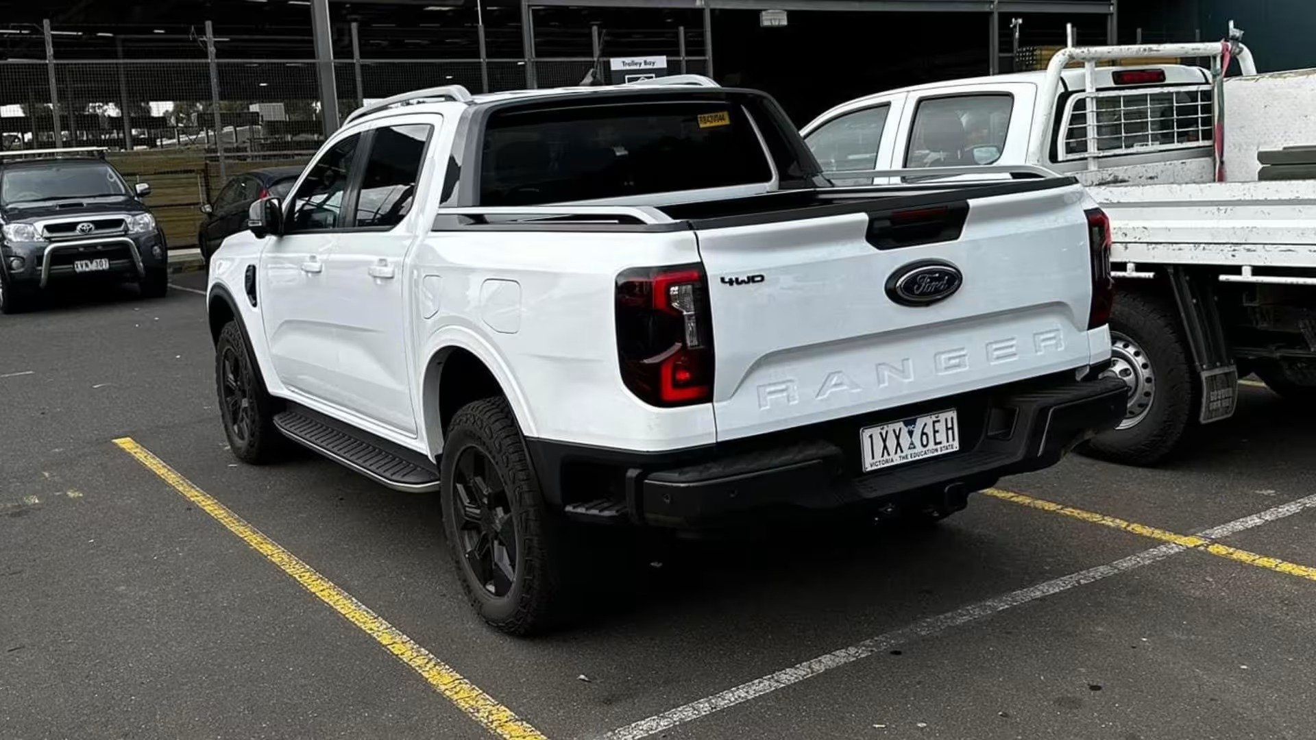 Ford Ranger hybrid cao cấp xuất hiện ngoài thực tế - Ảnh 4.