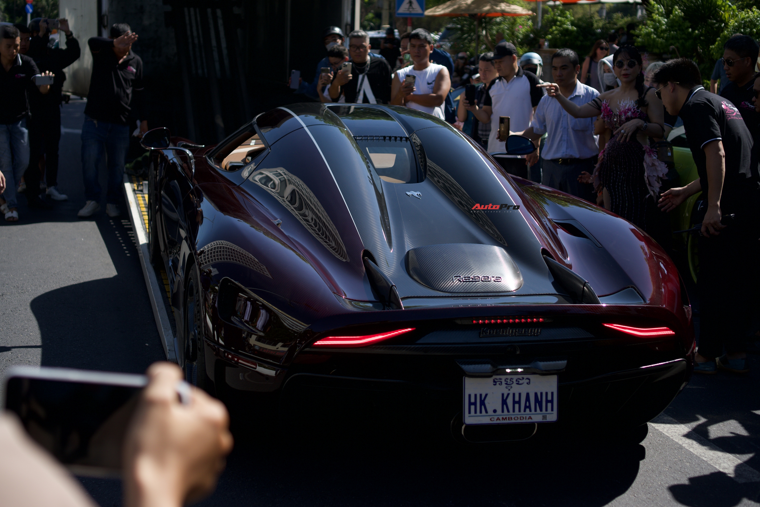 Hoàng Kim Khánh tự cầm lái Koenigsegg Regera ra đường sau 2 năm chờ sửa chữa, người dân Nha Trang hiếu kỳ bủa vây xung quanh- Ảnh 7.