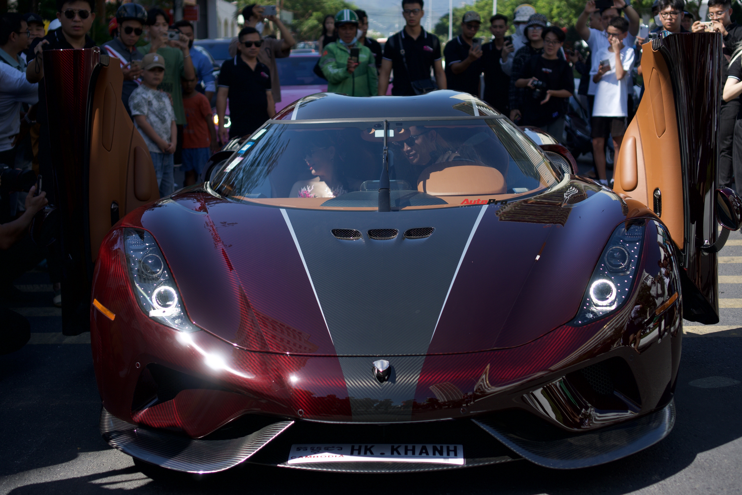 Hoàng Kim Khánh tự cầm lái Koenigsegg Regera ra đường sau 2 năm chờ sửa chữa, người dân Nha Trang hiếu kỳ bủa vây xung quanh- Ảnh 4.