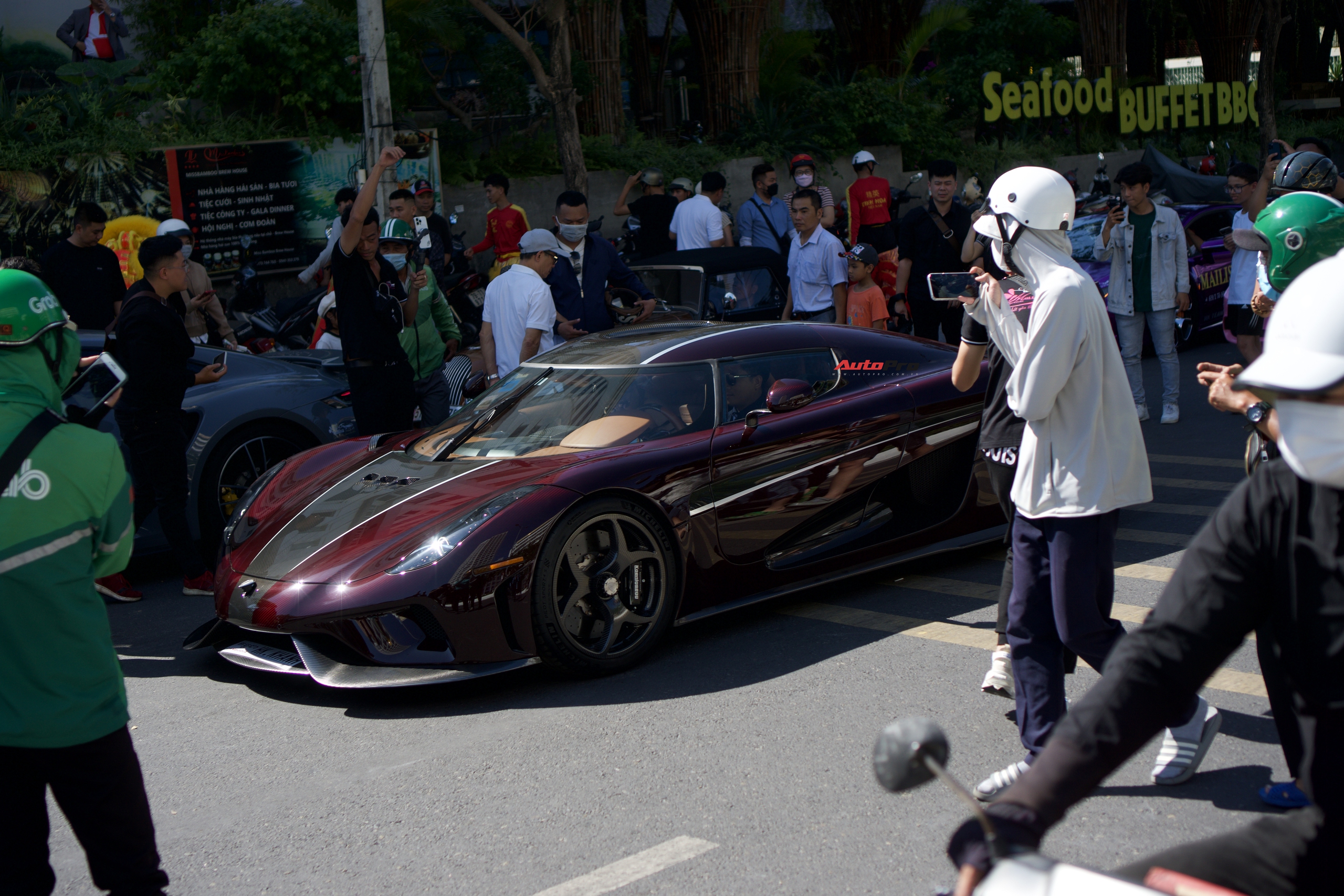 Hoàng Kim Khánh tự cầm lái Koenigsegg Regera ra đường sau 2 năm chờ sửa chữa, người dân Nha Trang hiếu kỳ bủa vây xung quanh- Ảnh 1.