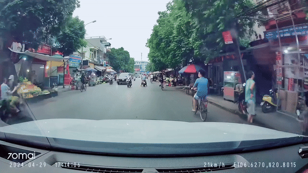 Người phụ nữ ngã nhào vào gầm xe tải bị chỉ trích dữ dội, clip 28 giây hé lộ nguồn cơn từ Người phụ nữ ngã nhào vào gầm xe tải bị chỉ trích dữ dội, clip 28 giây hé lộ nguồn cơn từ