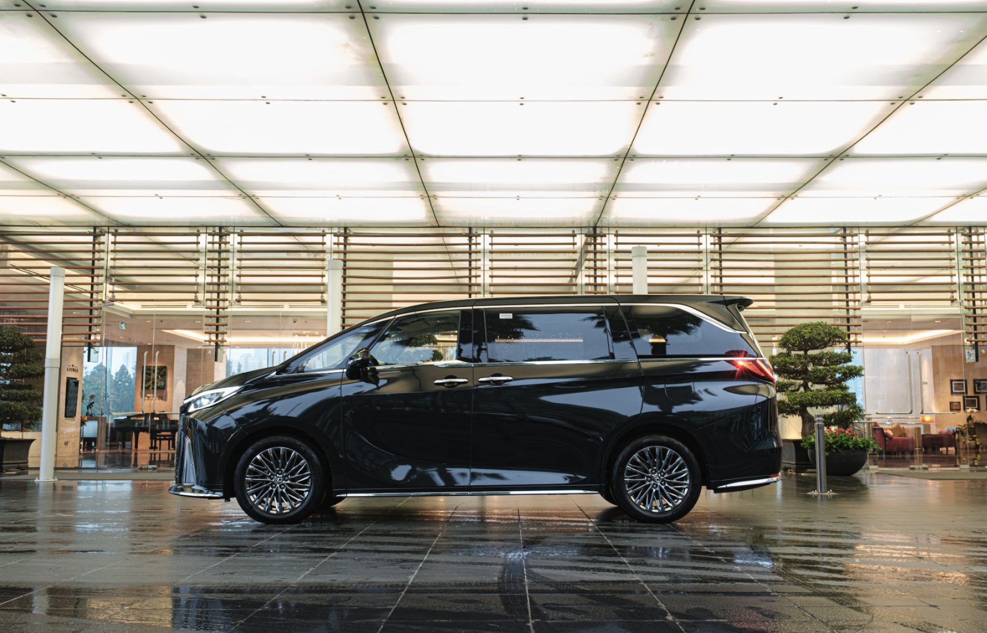 Trải nghiệm ‘khoang hạng nhất di động’ Lexus LM 2024: Khi người Nhật làm MPV hạng sang, đó không chỉ là sự xa xỉ thuần tuý- Ảnh 14.