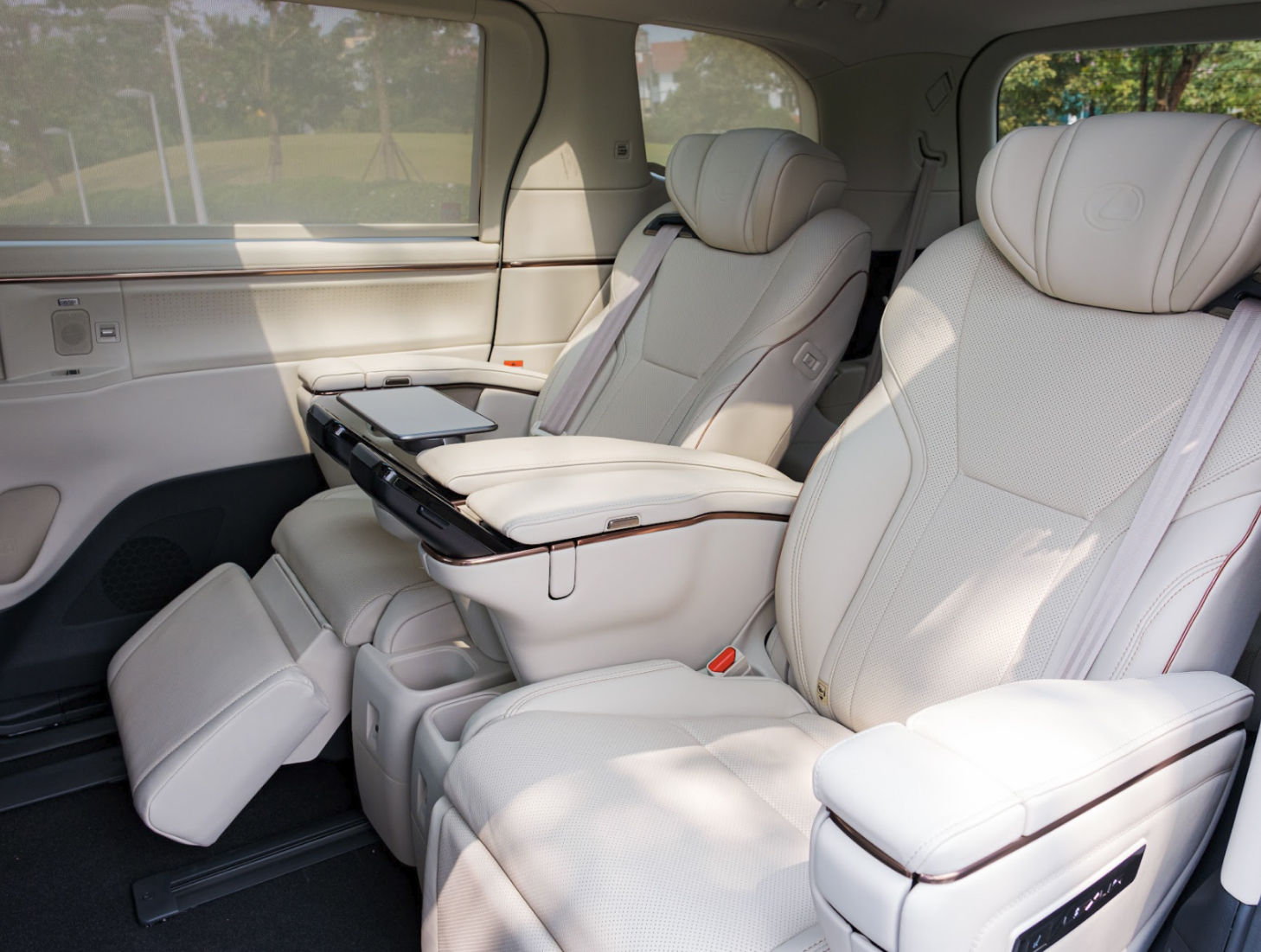 Trải nghiệm ‘khoang hạng nhất di động’ Lexus LM 2024: Khi người Nhật làm MPV hạng sang, đó không chỉ là sự xa xỉ thuần tuý- Ảnh 11.