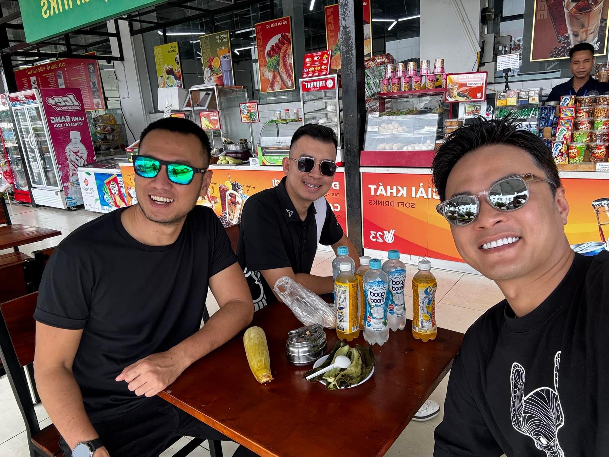 Hồng Đăng tất bật livestream bán ô tô VinFast VF 3 sau khi nghỉ việc ở Nhà hát kịch Hà Nội- Ảnh 2. Hồng Đăng tất bật livestream bán ô tô VinFast VF 3 sau khi nghỉ việc ở Nhà hát kịch Hà Nội- Ảnh 2.