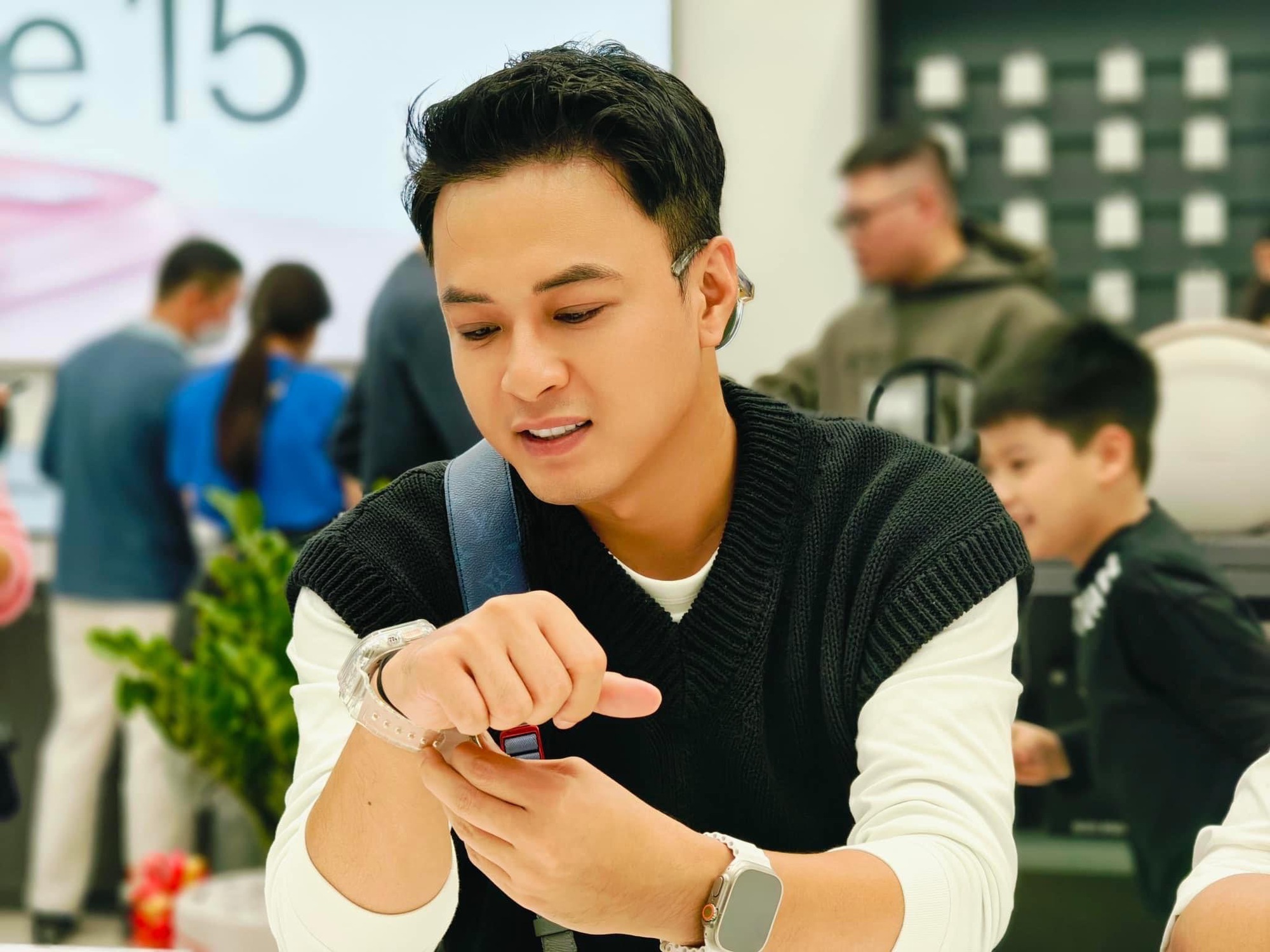 Hồng Đăng tất bật livestream bán ô tô VinFast VF 3 sau khi nghỉ việc ở Nhà hát kịch Hà Nội- Ảnh 14. Hồng Đăng tất bật livestream bán ô tô VinFast VF 3 sau khi nghỉ việc ở Nhà hát kịch Hà Nội- Ảnh 14.