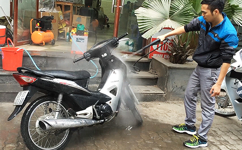 Tưới nước cho xe máy để hạ nhiệt, đúng hay sai? - Ảnh 1. Tưới nước cho xe máy để hạ nhiệt, đúng hay sai? - Ảnh 1.