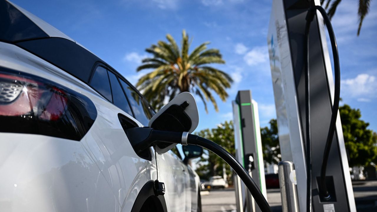 Xe điện sắp tràn ngập thị trường: Doanh số ngang xe xăng dầu, giá ngày càng rẻ- Ảnh 3.