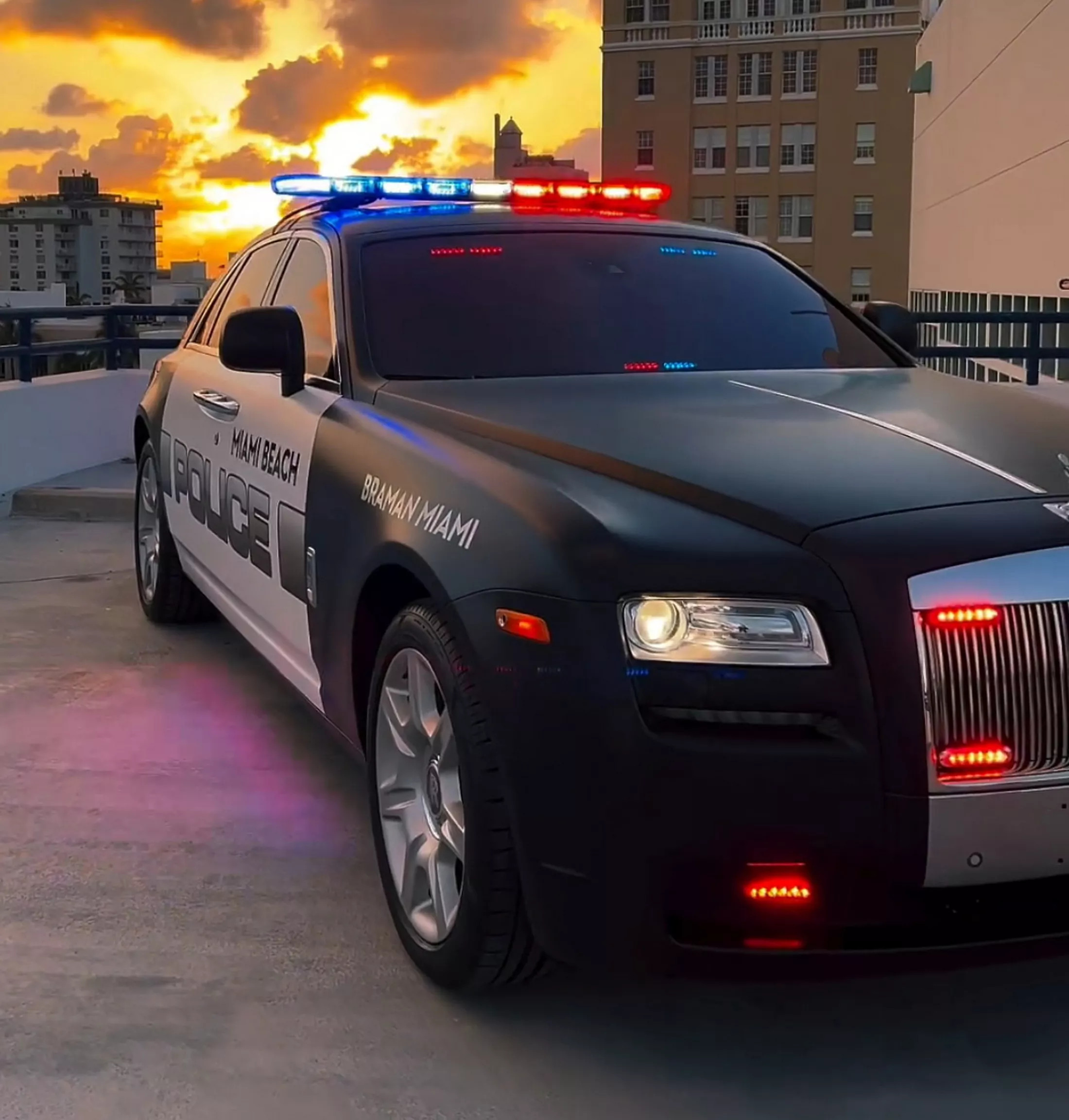 Sử dụng xe Rolls-Royce để tuyển dụng, một sở cảnh sát ở Mỹ bị người dân 
