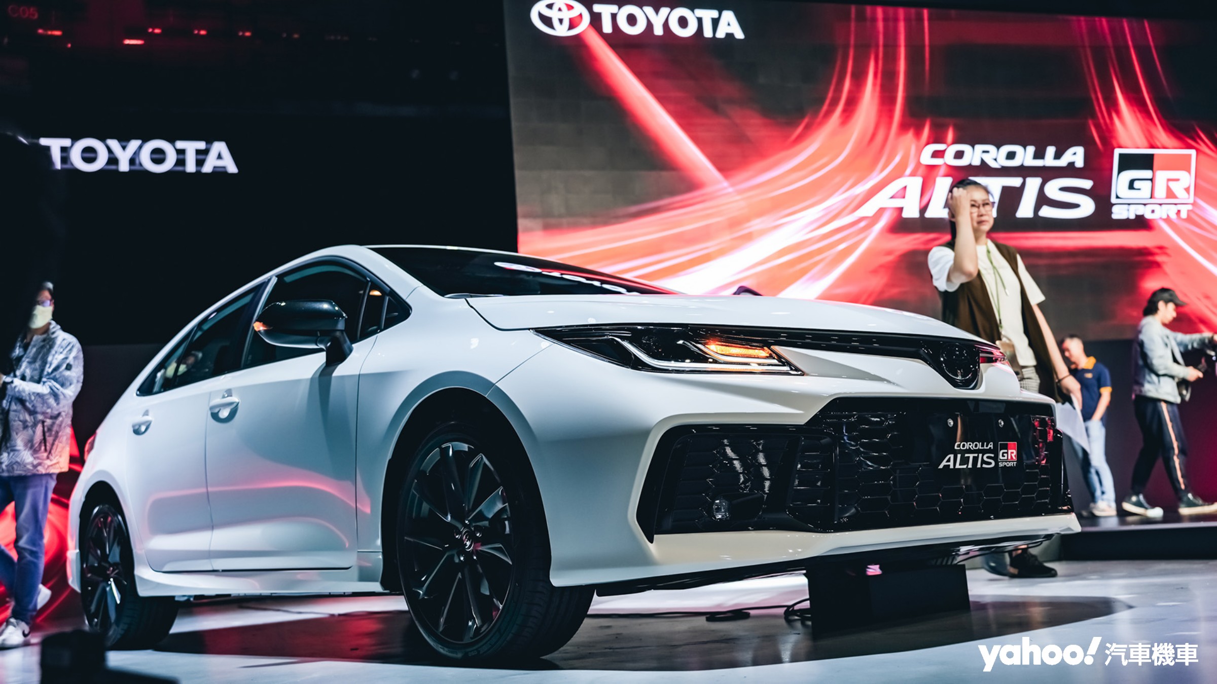 Ai chê Toyota Corolla Altis già thì có thể tham khảo bản thể thao mới ra mắt này: Bodykit hầm hố, có cánh gió, động cơ Camry, đấu Civic RS- Ảnh 2.