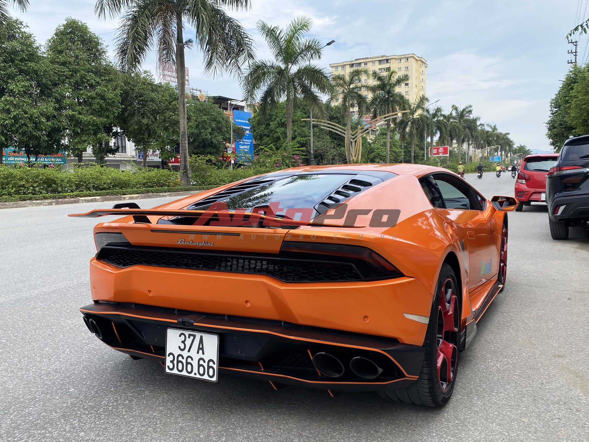 Thích McLaren nhưng chốt Lamborghini Huracan rồi độ lại, đại gia Nghệ An chia sẻ: 'Chạy êm, nâng gầm đi đường xấu được, tiết kiệm hơn LX 570'- Ảnh 8.