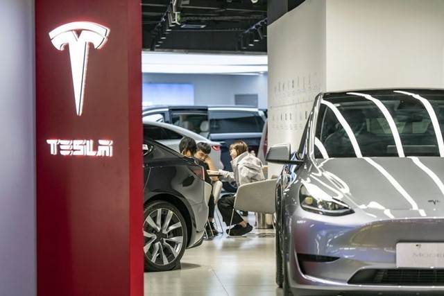 Bỏ mặc cả thế giới chạy theo mình làm xe điện, Elon Musk khiến nhà đầu tư bàng hoàng khi nói muốn biến Tesla thành 'công ty hoàn toàn khác', việc bán xe chỉ là phụ - Ảnh 1.