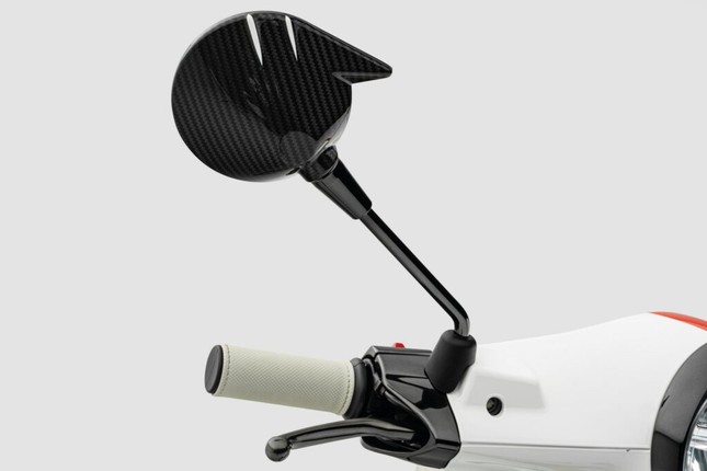Vespa điện phiên bản đặc biệt chỉ có 99 chiếc trên toàn thế giới - Ảnh 16. Vespa điện phiên bản đặc biệt chỉ có 99 chiếc trên toàn thế giới - Ảnh 16.