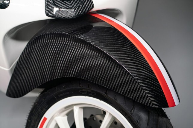 Vespa điện phiên bản đặc biệt chỉ có 99 chiếc trên toàn thế giới - Ảnh 17. Vespa điện phiên bản đặc biệt chỉ có 99 chiếc trên toàn thế giới - Ảnh 17.