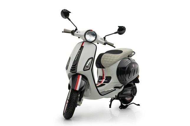 Vespa điện phiên bản đặc biệt chỉ có 99 chiếc trên toàn thế giới - Ảnh 1. Vespa điện phiên bản đặc biệt chỉ có 99 chiếc trên toàn thế giới - Ảnh 1.