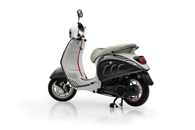 Vespa điện phiên bản đặc biệt chỉ có 99 chiếc trên toàn thế giới - Ảnh 3. Vespa điện phiên bản đặc biệt chỉ có 99 chiếc trên toàn thế giới - Ảnh 3.